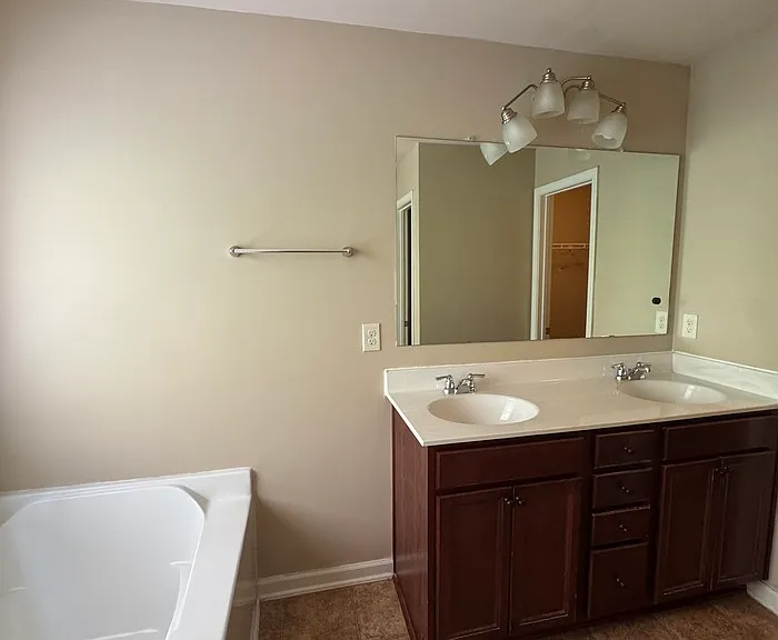 835 Westmoreland Ln NE — Photo 10