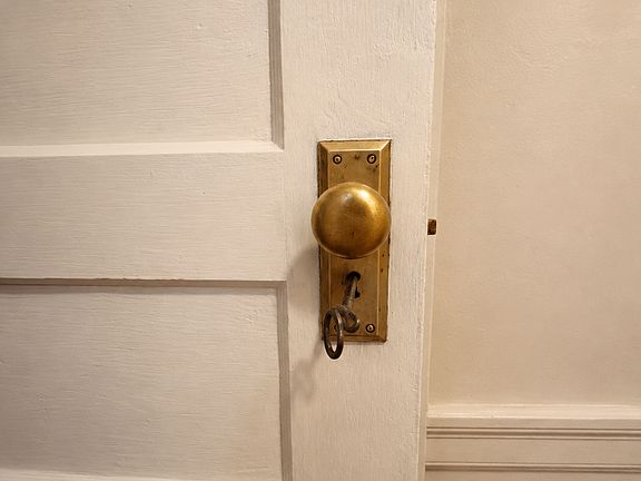 5th image of 686 Lombard St #686