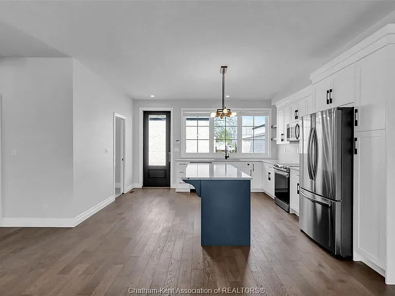 864 Park Ave W — Photo 10
