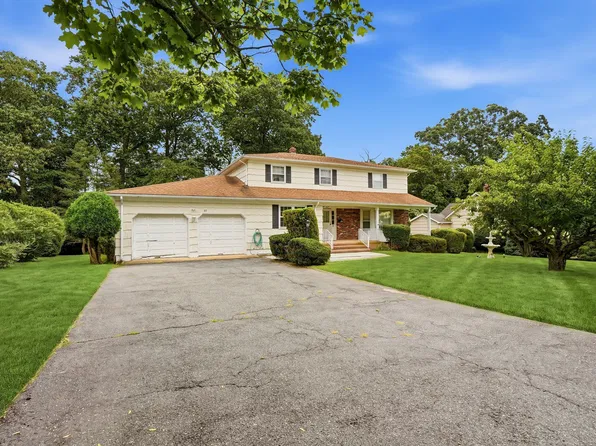 27 Stonehenge Dr, Ocean, NJ 07712