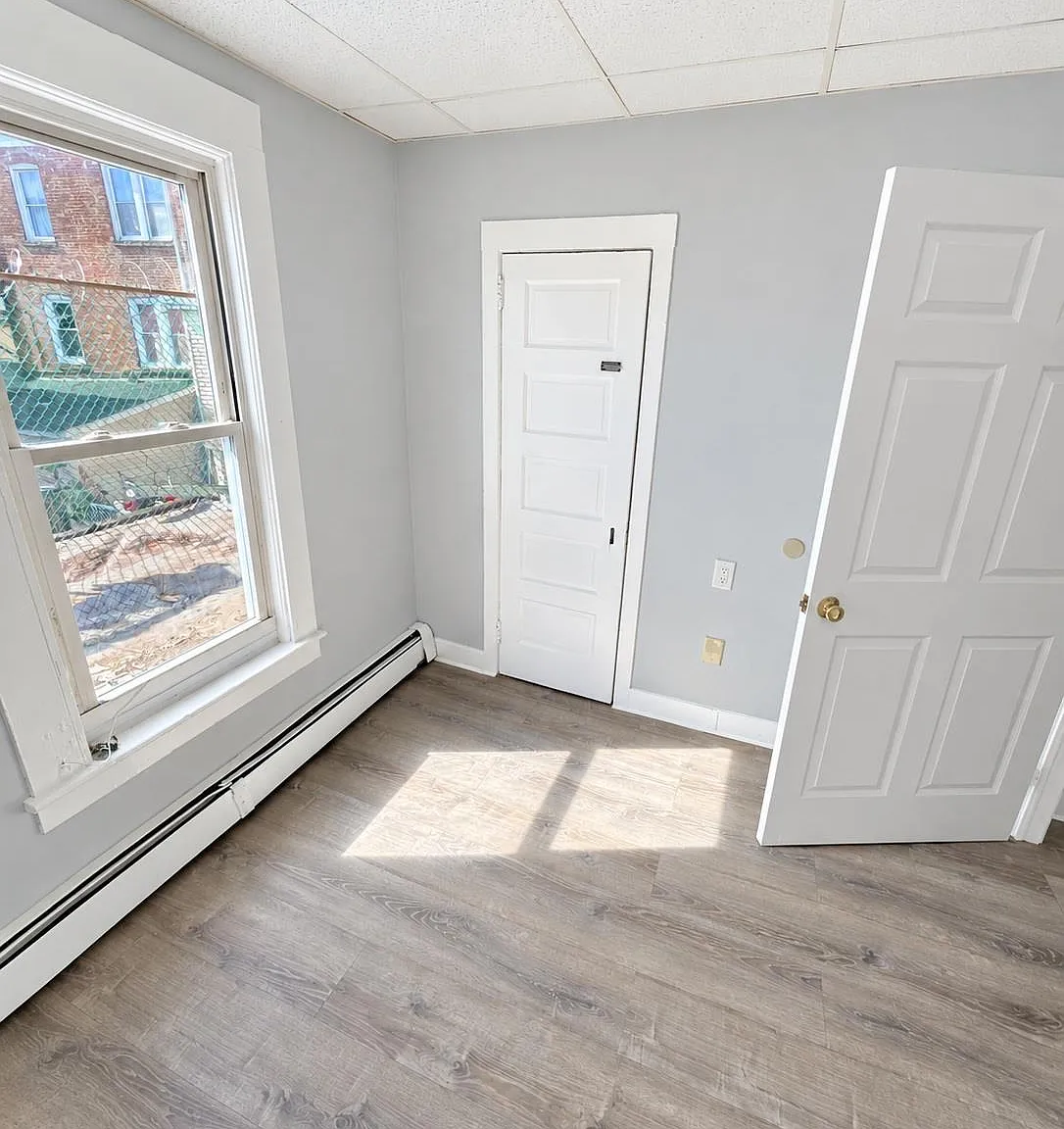3 bed, 1.0 bath, 12180 sqft, $2,600 — Photo 3