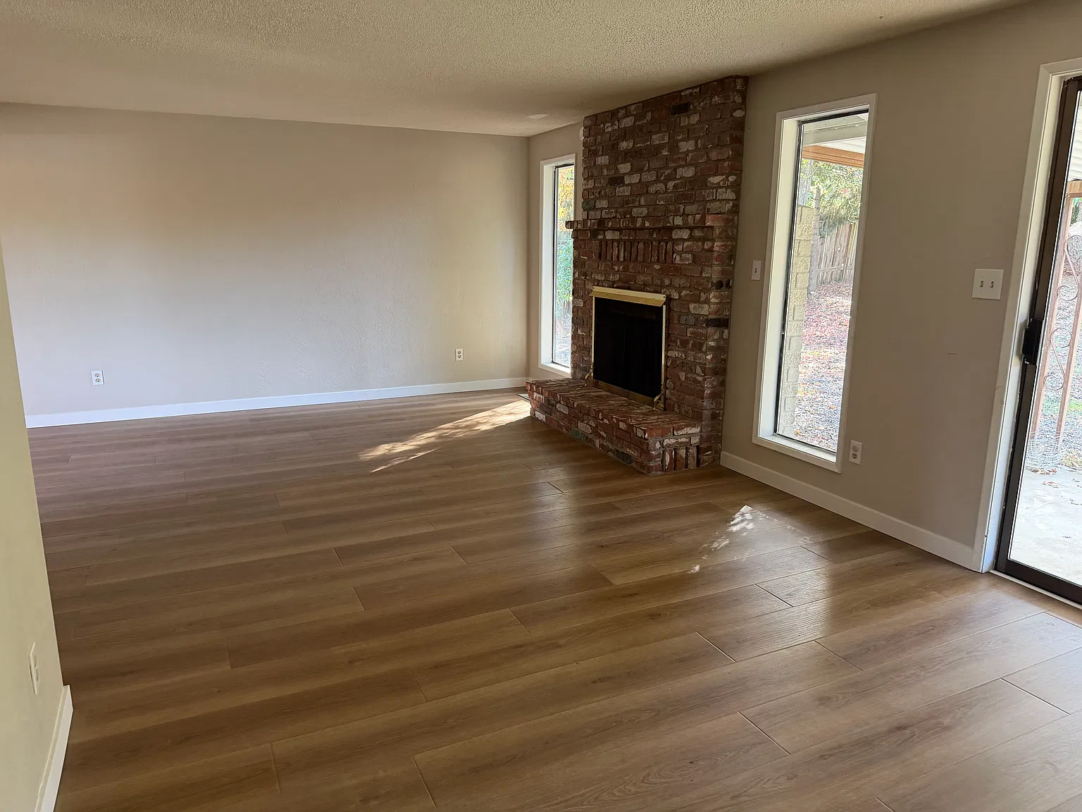 3 bed, 1285 sqft, $2,100 — Photo 4