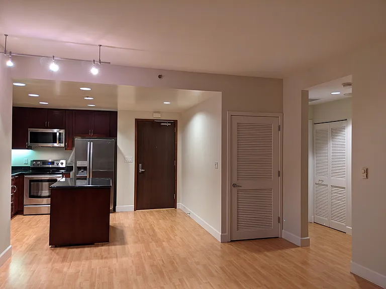 260 King St #1401 — Photo 5