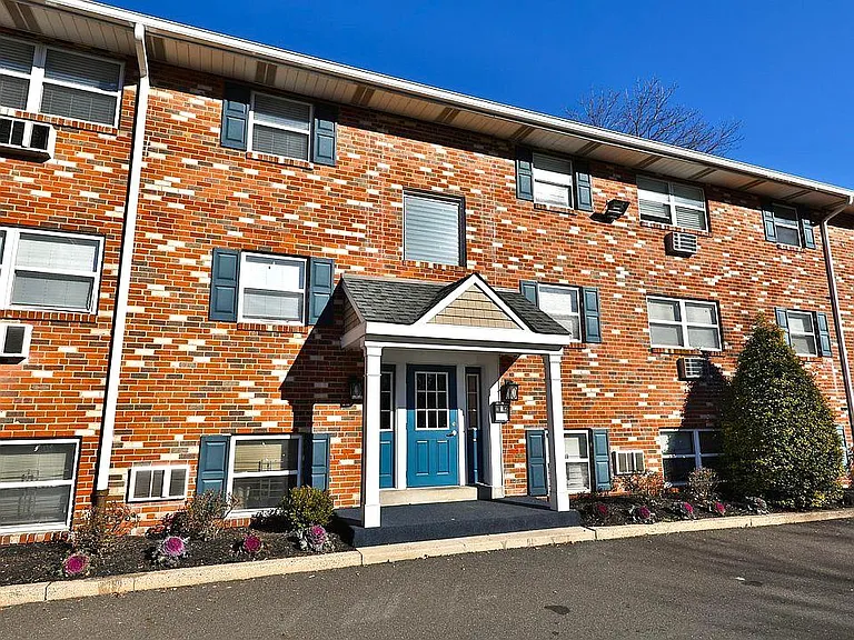 31 W Allens Ln — Photo 1