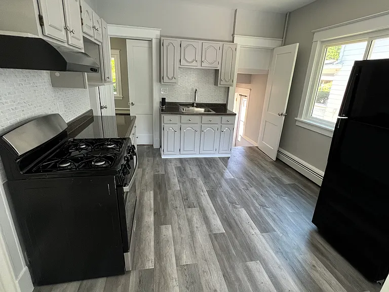 44 S Grand Ave — Photo 7