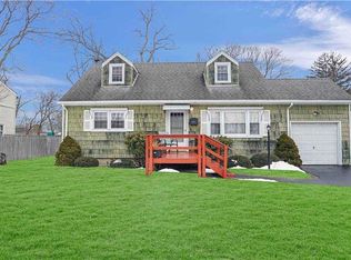 26 Woodlawn Ave, Central Islip, NY 11722