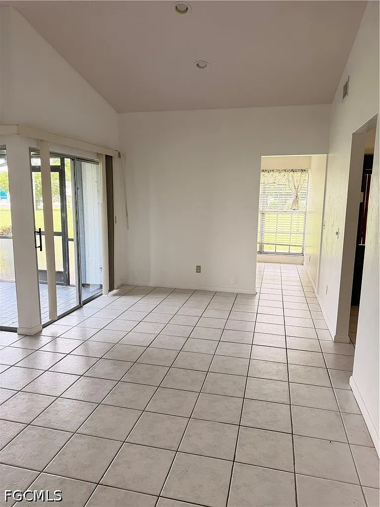 2 bed, 2.0 bath, 1004 sqft, $1,300 — Photo 4