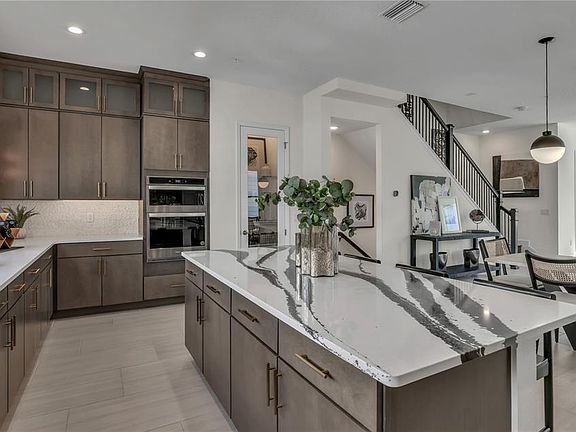 3rd image of 2269 Valentine Aly