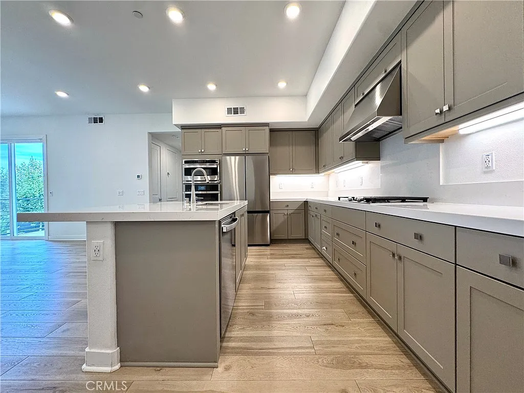 2 bed, 1240 sqft, $4,000 — Photo 4