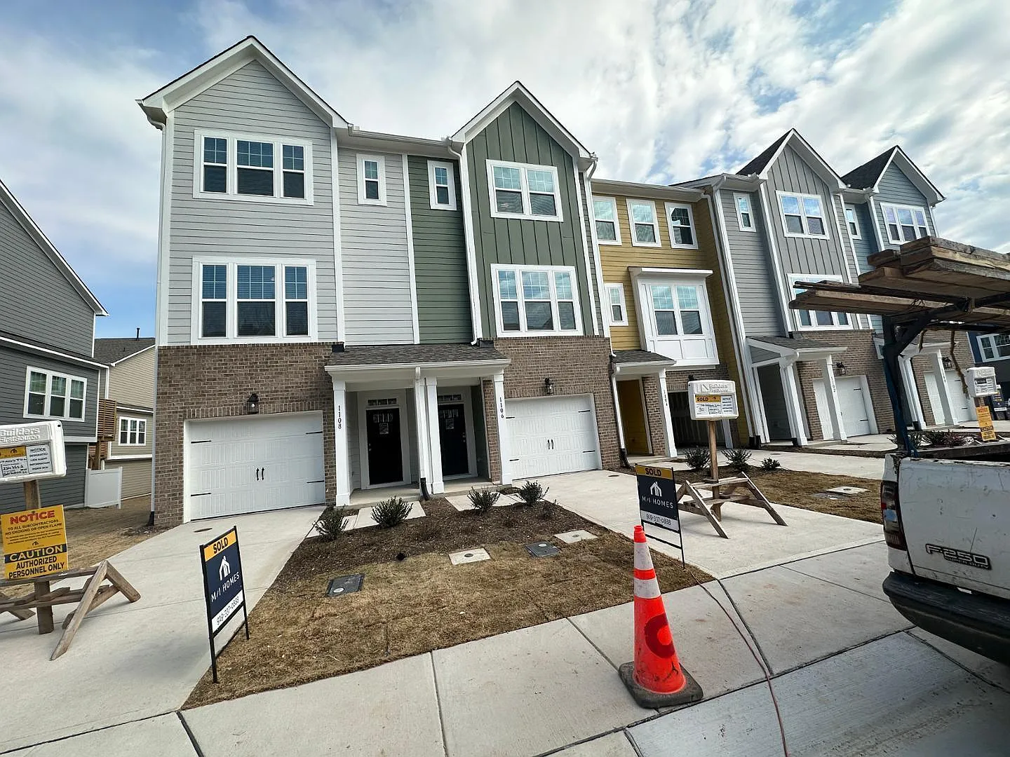 3 bed, 3.0 bath, 1900 sqft, $2,295 — Photo 3