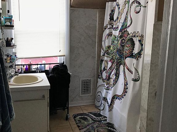 Full bathroom (has closet)