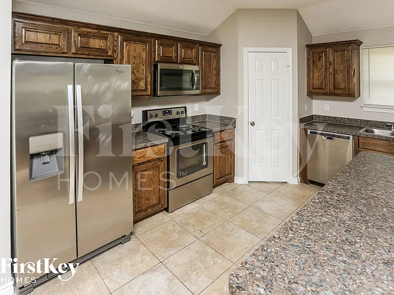 623 Hilton Dr — Photo 5