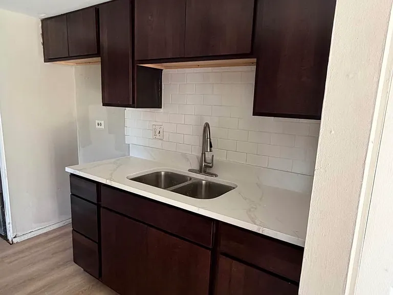 1856 Jamestown Cir — Photo 2