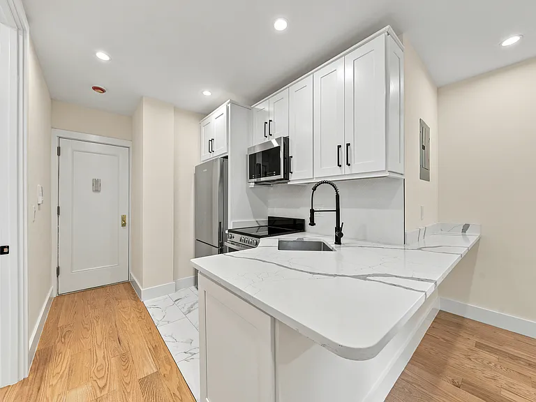2600 Amsterdam Ave #2I — Photo 3