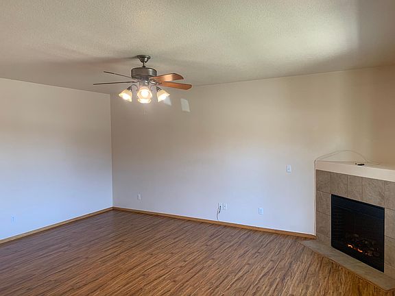 Living room w/ fireplace