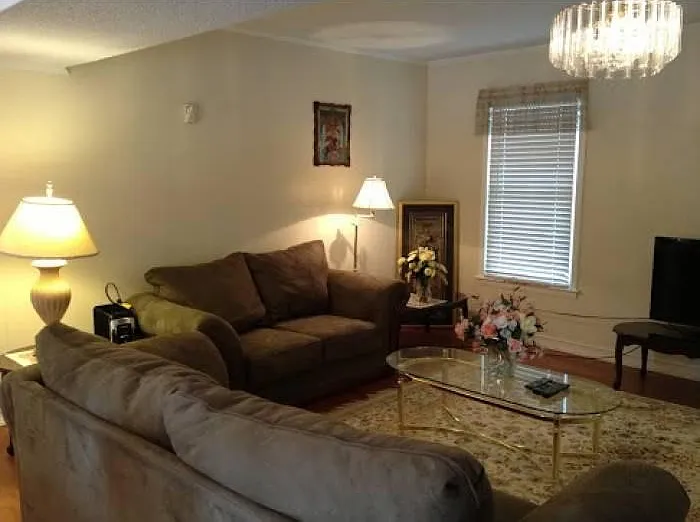 562 Lennox Drive — Photo 2