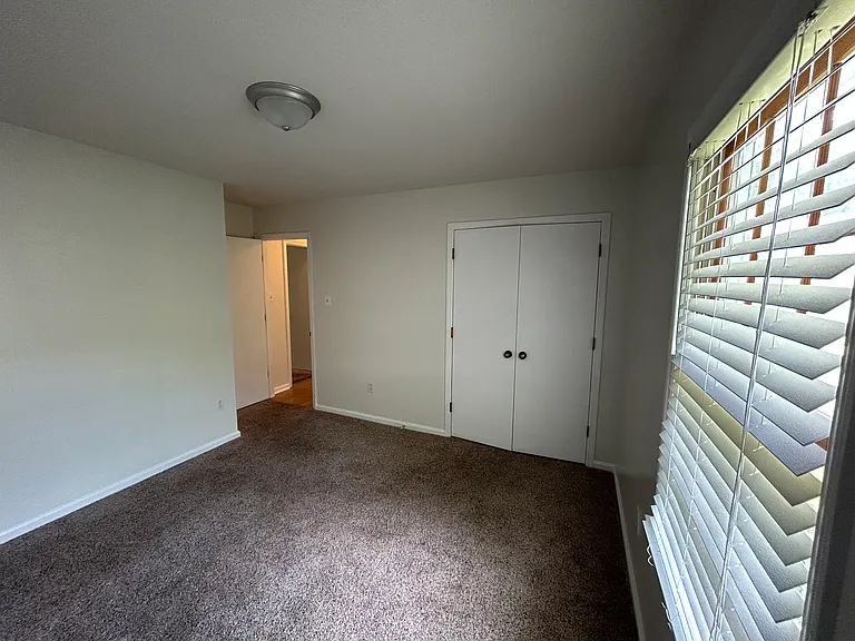 410 Riverton Ct — Photo 12