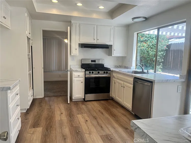 2045 Chevy Chase Dr — Photo 2
