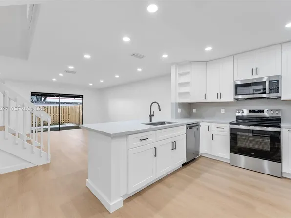 10512 NW 3rd St, Hollywood, FL 33026