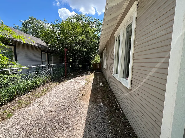 1709 Durham Ave — Photo 3