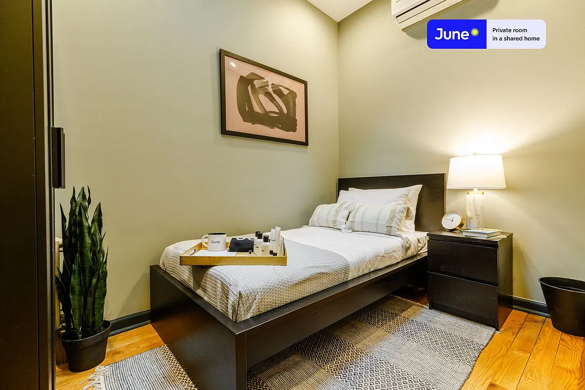 Twin bedroom in 3 bed/1 bath home in Upper East Side #274 B — Photo 1