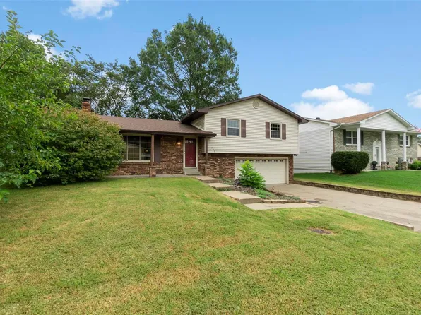 402 Country Club Dr, Scott City, MO 63780