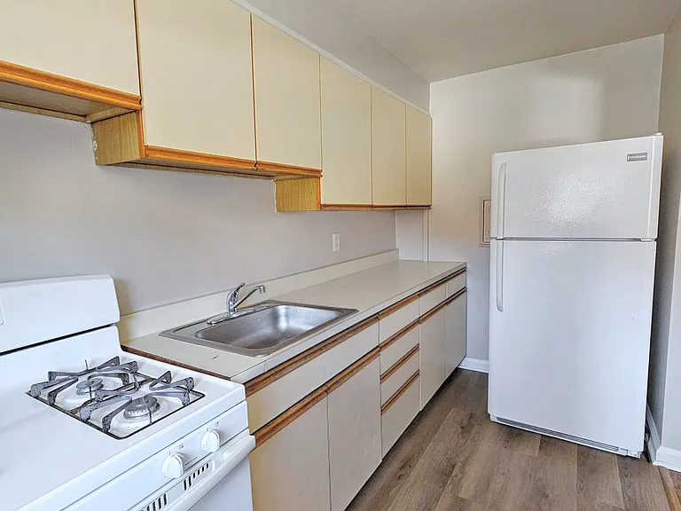 24 Surrey Rd #4 — Photo 16