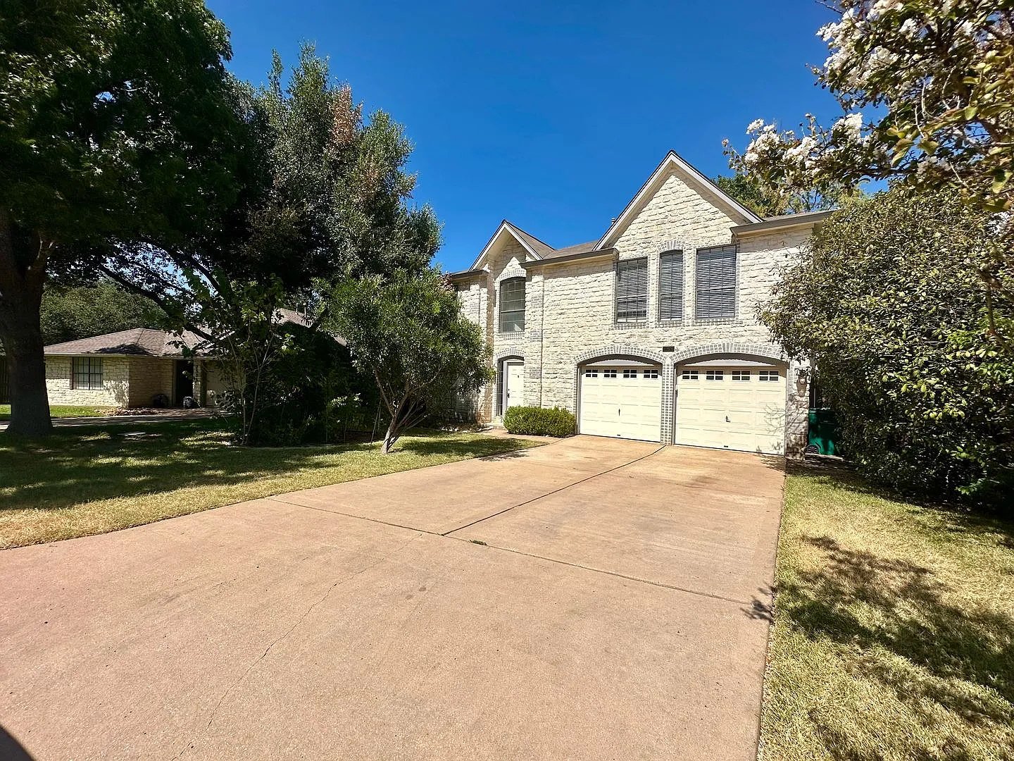 Large 4/2.5 Home in Cedar Park — Photo 2