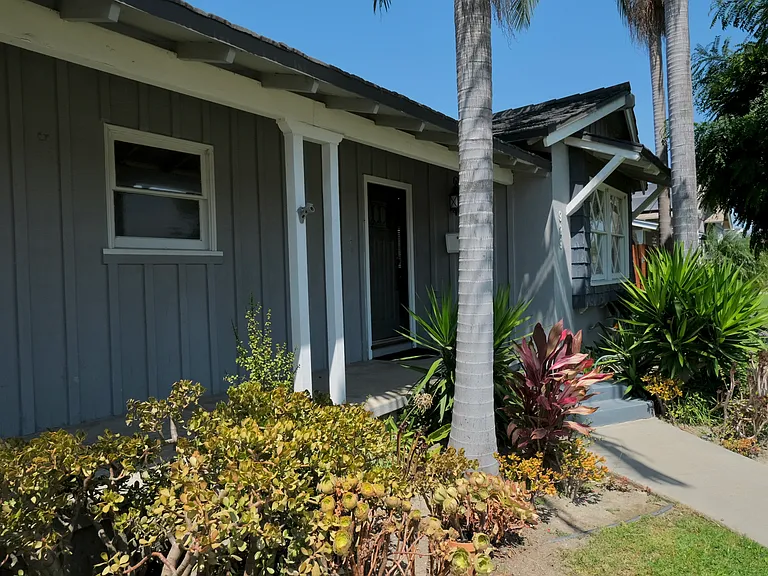 929 N Summer St — Photo 3