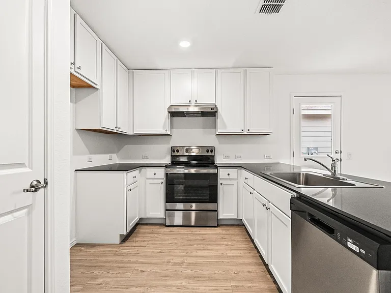 907 Stricker Path — Photo 10