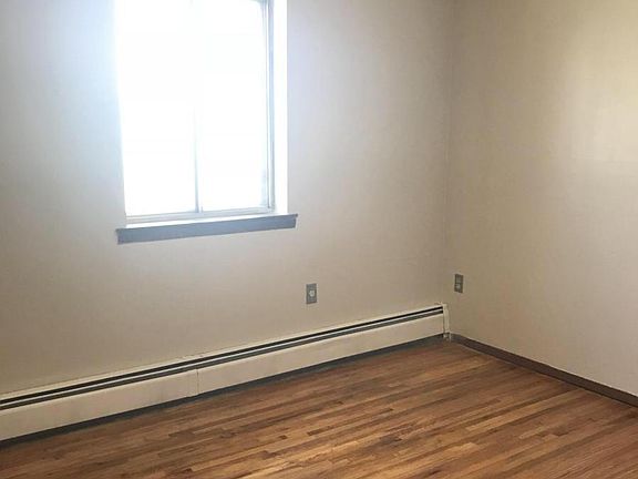 2nd image of 834 Wilcox Ave