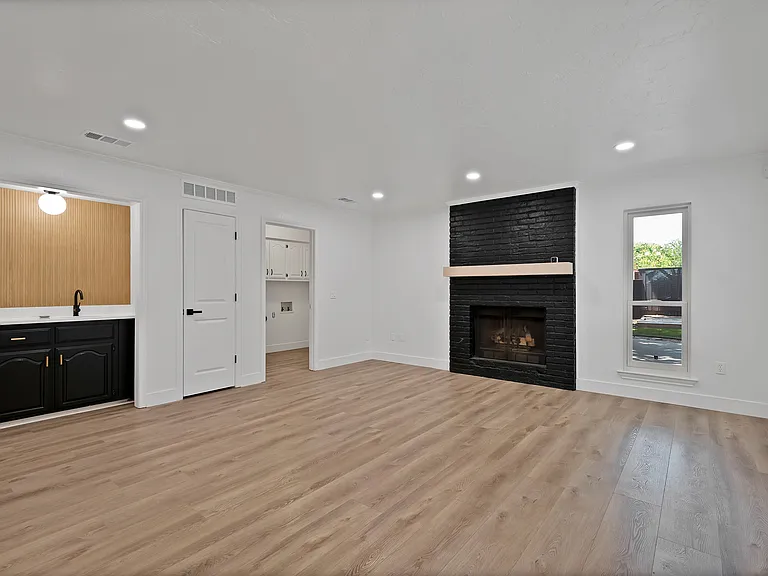 4021 San Mateo Dr — Photo 16