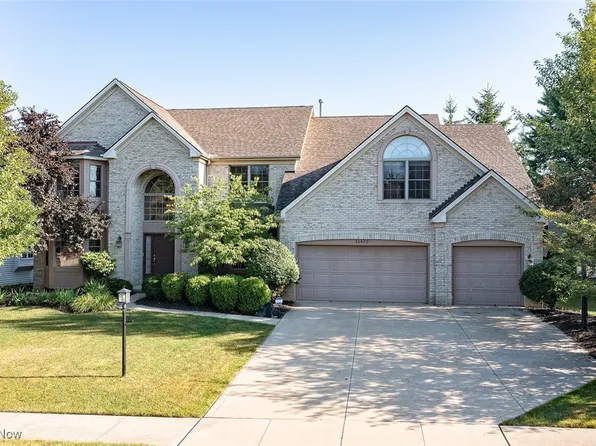 20428 Donegal Ln, Strongsville, OH 44149