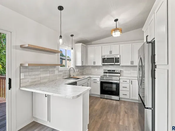 4700 E Fernwood Dr, Sioux Falls, SD 57110