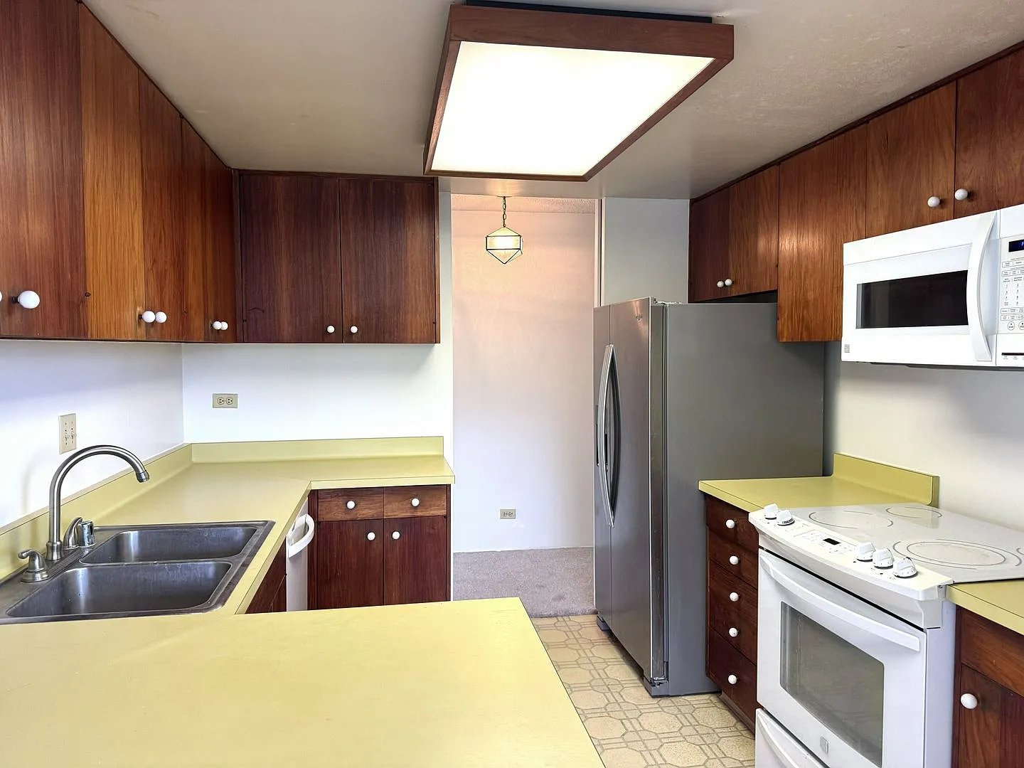 Mt. Terrace - Spacious Two Bedroom, Two Bath, Two Assigned Parking Stalls! — Photo 3