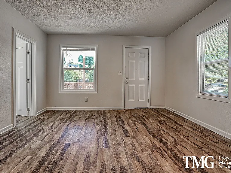 2500 Harney St — Photo 2