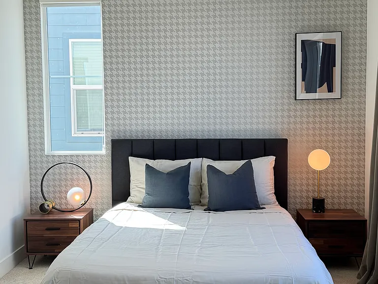 211 Paramount — Photo 13