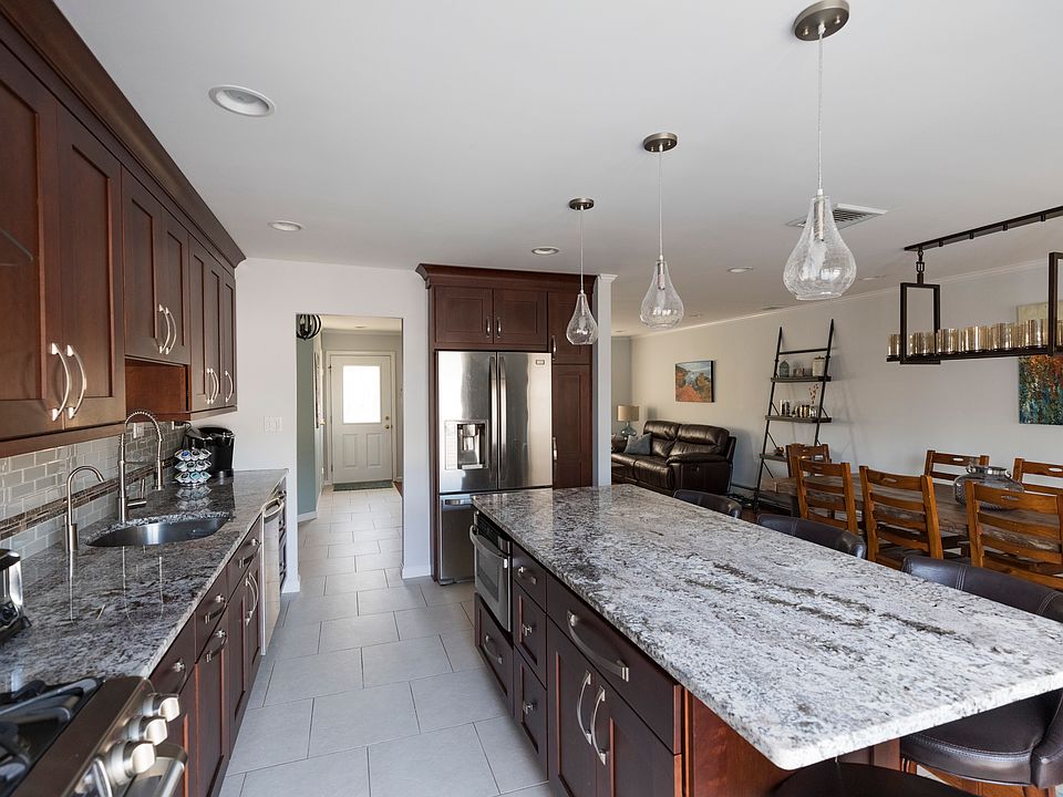 1st image of 609 Berfond Pl