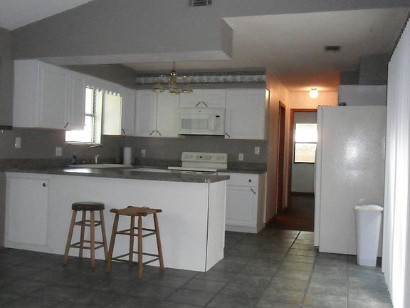 3rd image of 181 SE Cherokee Way