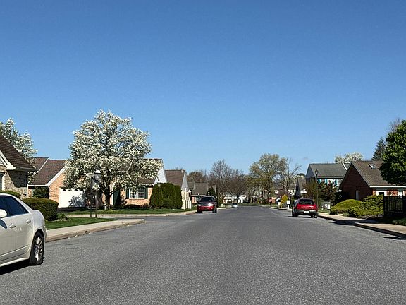 5th image of 817 Woodlawn Cir