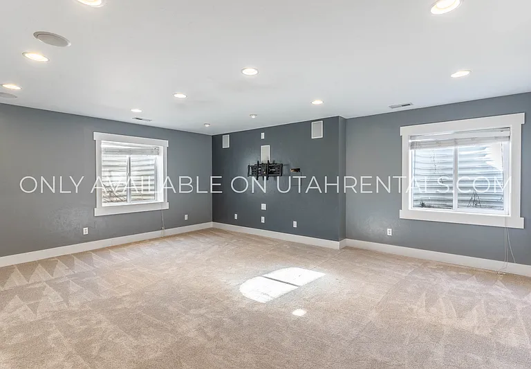 1595 S 50 W — Photo 25