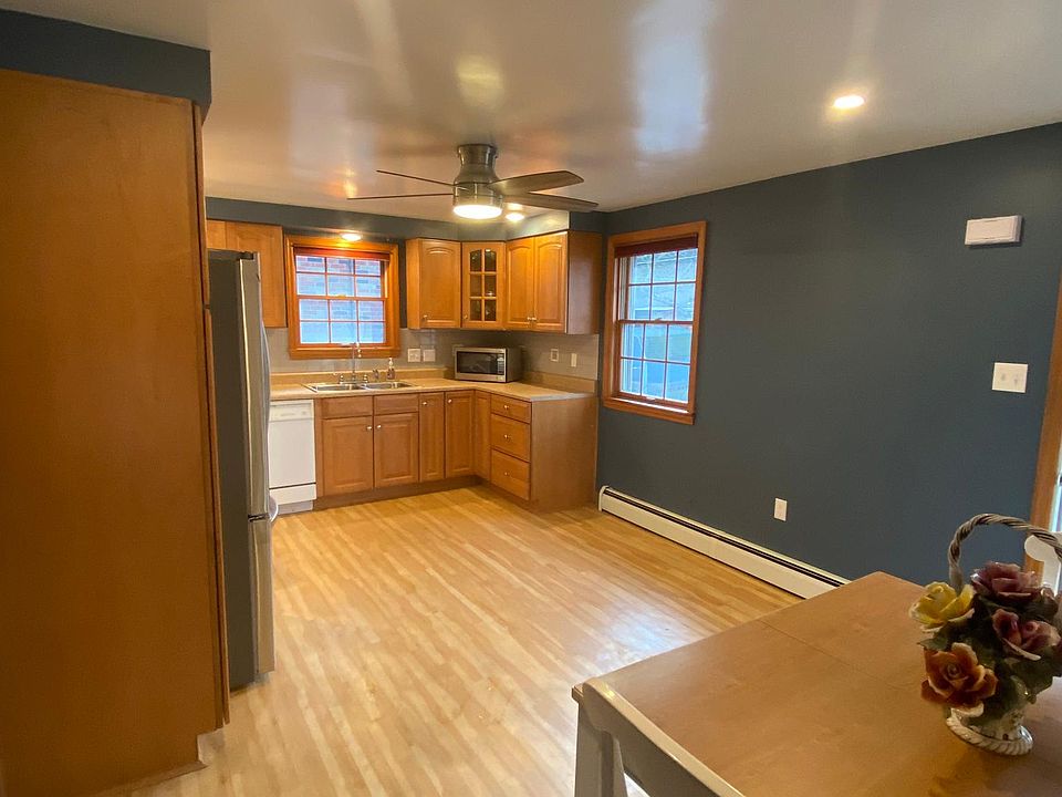 Spacious eat-in Kitchen