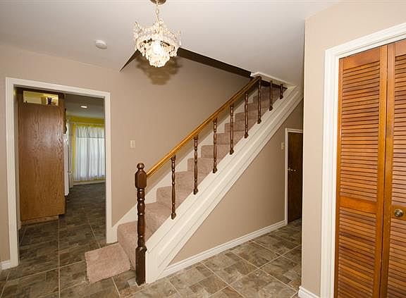 3rd image of 313 Briarwick Ln