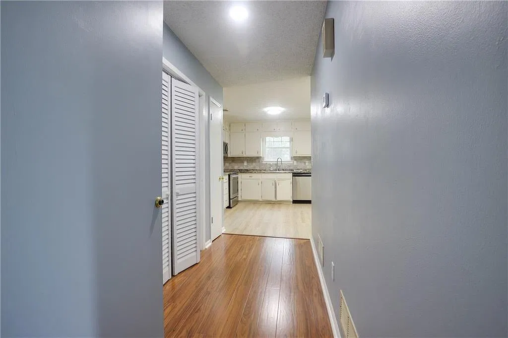 3 bed, 3.0 bath, 1504 sqft, $2,000 — Photo 2