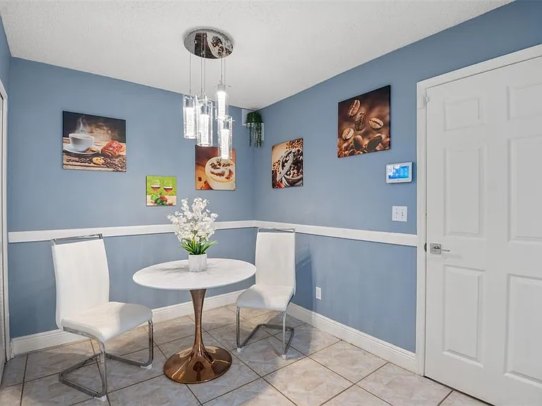 713 Manchester Woods Dr — Photo 17