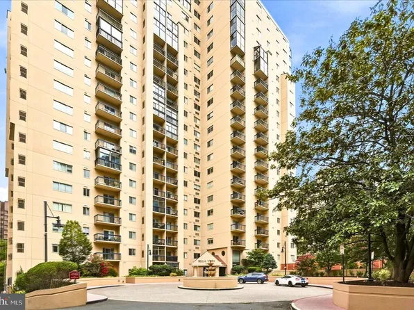 1211 S Eads St APT 305, Arlington, VA 22202