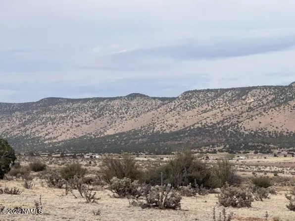 28464 W Ventura Dr, Seligman, AZ 86337