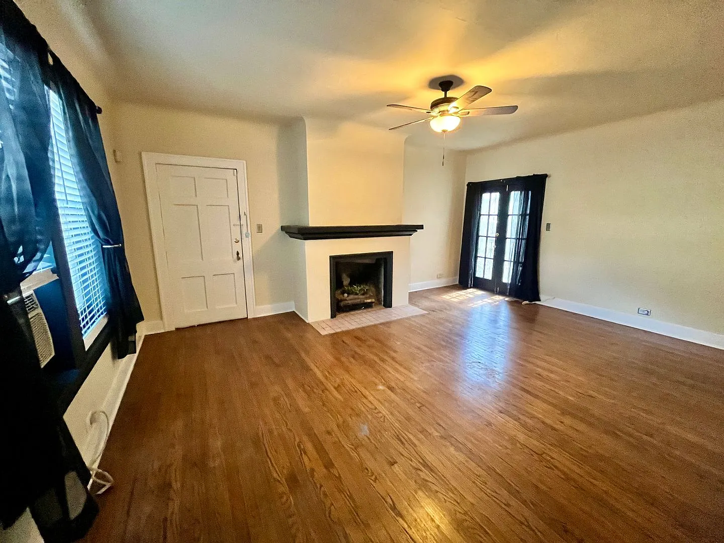 *Move In Specials* Historic 1/1 Located Off The St Mary's Strip And Close To The Pearl! Includes ... — Photo 2