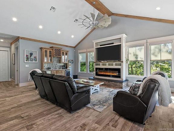 2nd image of 2416 Dennis Ln