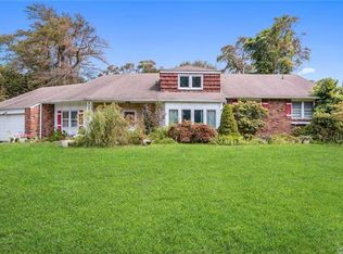 893 Gardiner Dr, Bay Shore, NY 11706